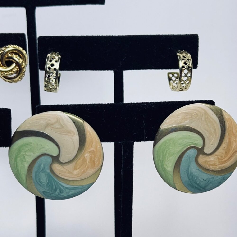 Vintage Lot of 5 Gold Tone Pierced Earrings (5619) - Picture 4 of 6